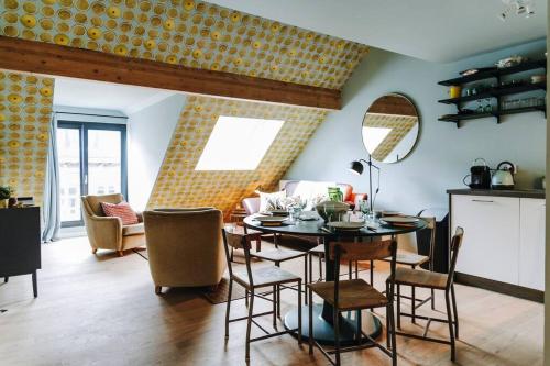 列日L’écrin vintage - Hors Château & Marches de Bueren的厨房以及带桌椅的用餐室。