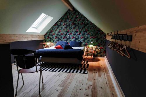 列日L’écrin vintage - Hors Château & Marches de Bueren的卧室配有一张床和一张桌子及椅子