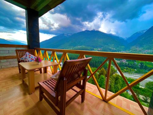 马拉里Bentenwood Resort - A Beutiful Scenic Mountain & River View的阳台配有2把椅子和1张桌子,享有风景。