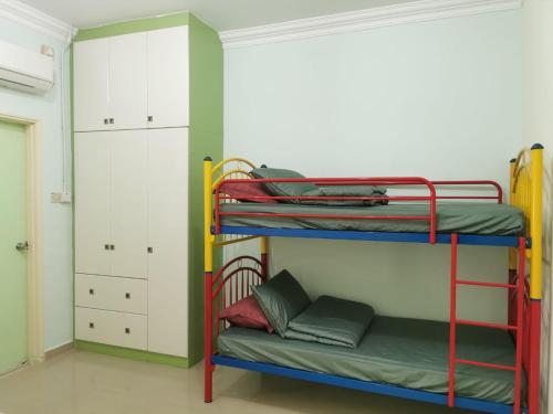 马西JMKT Homestay @ Bandar Seri Alam的客房设有两张双层床和衣柜。