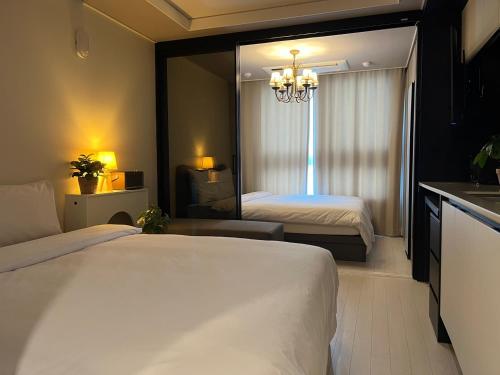 大邱Ash Mellow的酒店客房,设有两张床和镜子
