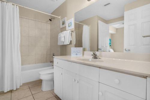 德斯坦Majestic Sun 904B的白色的浴室设有水槽和卫生间。