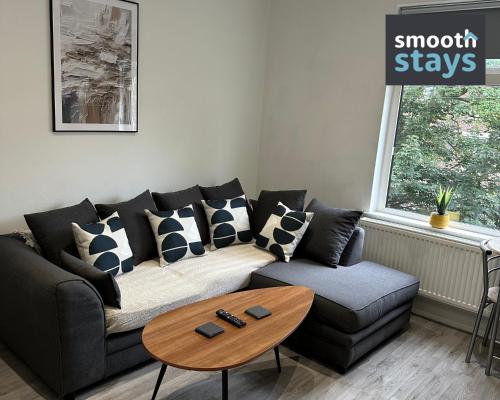 普雷斯顿Modern 2 Bed Apartment By Smooth Stays Short Lets & Serviced Accommodation Preston With Parking Near Train Station的带沙发和咖啡桌的客厅
