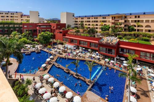 阿德耶蓝花楹最佳酒店的享有带游泳池的度假村的空中景致