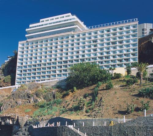 拉克鲁斯贝斯特塞米勒米斯酒店的山顶上一座白色的大建筑