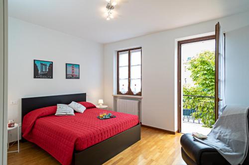 巴多利诺TOWNHOUSE 71 - Regarda Travel的一间卧室配有红色的床和红色毯子