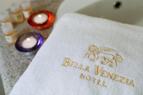 贝拉维尼萨酒店客房内的一张或多张床位