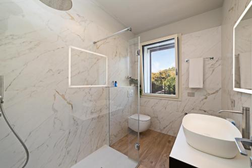 巴多利诺LUXURY VILLA ORIZZONTI - Regarda Travel的带淋浴、卫生间和盥洗盆的浴室