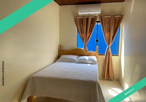 伊瓜苏CASA CRAVOS C/ PISCINA的一间小卧室,配有一张带窗户的床