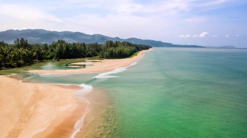 蔻立Devasom Khao Lak Beach Resort & Villas的享有海滩和海洋的空中景致