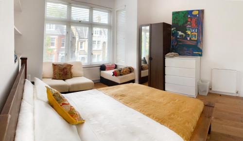 伦敦Central Location 2 bed flat, Zone II, London NW6的一间带大床的卧室和一间客厅