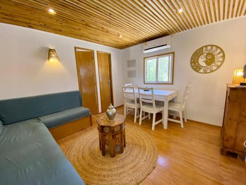 梅利迪什Montum Farm Living的客厅配有沙发和桌子