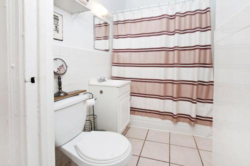 纽约great studio apt new york city的一间带卫生间和淋浴帘的浴室