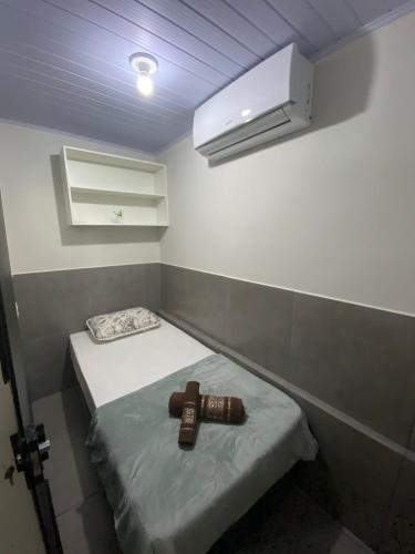 阿拉沙Hostel Araxá的一间房间,地板上配有两张床和一把枪