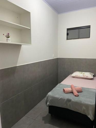 阿拉沙Hostel Araxá的一间卧室配有一张床,上面有两条毛巾