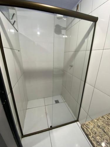 阿拉沙Hostel Araxá的浴室里设有玻璃门淋浴