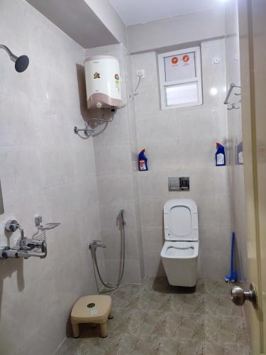 维沙卡帕特南Rahuls castle的一间带卫生间和淋浴的小浴室