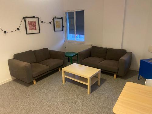 谢菲尔德Sheffield City Centre - Westhill House Apartments的客厅配有两张沙发和一张咖啡桌