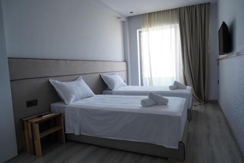 沃利迪耶Seashell的酒店客房设有两张床和窗户。