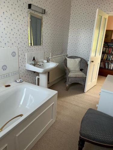 费克纳姆Highfield Farm的带浴缸和盥洗盆的浴室