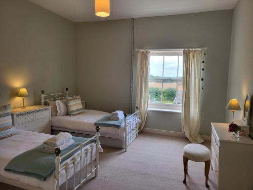 费克纳姆Highfield Farm的一间卧室设有两张床和窗户。