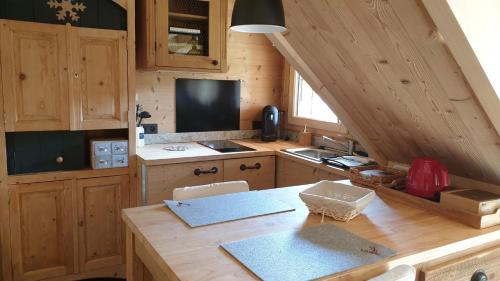 代米考迪亚BARMADZA Mazots de Charme的一个带木制橱柜和桌子的厨房