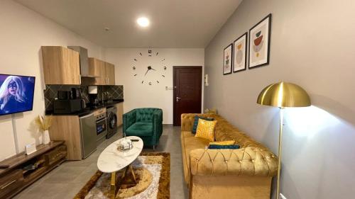 阿克拉Accra Luxury apartments at Oasis Park Residences的客厅配有沙发和桌子