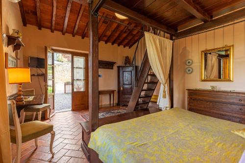 卡斯蒂廖恩菲奥伦蒂诺Borgo Dolci Colline Resort Limonaia的一间卧室配有一张床、一张桌子和梯子