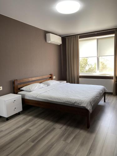 LiskiMini Hotel的一间卧室设有一张大床和一个窗户。