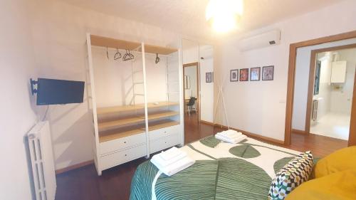 弗利RomagnaBNB Nereo的一间小卧室,配有一张床和镜子