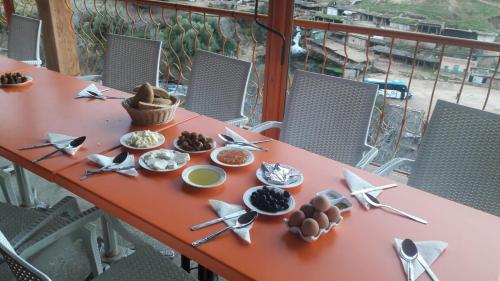 Kasba des Aït MoussaGite Rahhaoui Simo的红色桌子,上面有食物盘