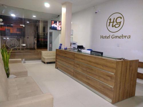 辛塞莱霍Hotel Ginebra Sincelejo的拥有前台的酒店独家大堂