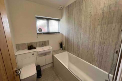 Silver Stag Properties, 3 BR Sandstone Lodge的带浴缸、盥洗盆和卫生间的浴室