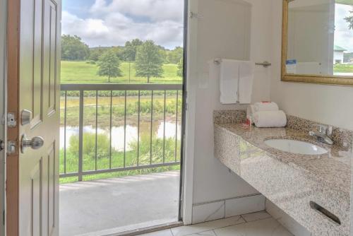 赛维尔维尔Econo Lodge Sevierville-Pigeon Forge on the River的一间带水槽的浴室和一个美景阳台