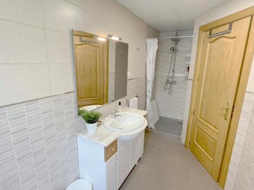 纳瓦尔卡内罗Villa Flores的一间带水槽、卫生间和淋浴的浴室