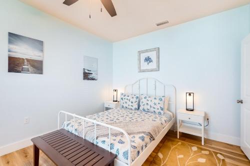 圣奥古斯丁The Blue Heron Cottage的白色卧室配有床和桌子