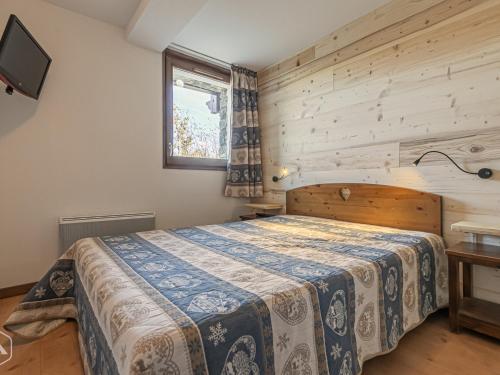 欧苏瓦Appartement Aussois, 3 pièces, 6 personnes - FR-1-508-5的一间卧室设有一张床和木墙