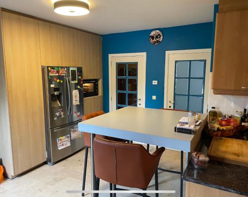 卡斯特尔莱Relax的厨房配有桌子和冰箱