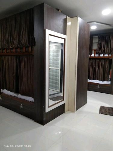 孟买Marol dormitory的更衣室设有镜子和窗户