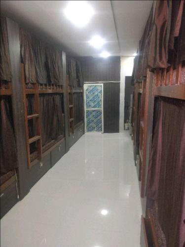 孟买Marol dormitory的一间空房间,有白色的地板和窗户
