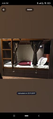 孟买Marol dormitory的一张房间里一张小床的照片