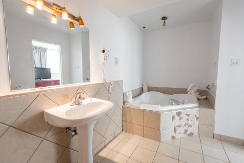 蒙特利尔拉贝尔套房酒店的浴室配有盥洗盆和浴缸。