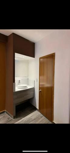 La BarcaHotel Real Briseñas的一间带水槽和镜子的浴室
