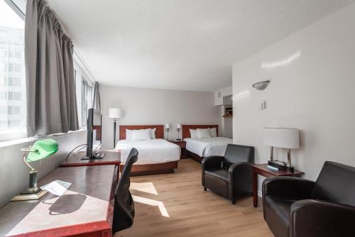 蒙特利尔拉贝尔套房酒店的酒店客房配有两张床和一张书桌