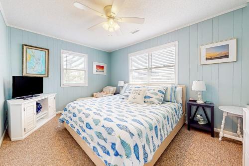 哈特勒斯Cap'n Stilts的一间卧室配有一张床和吊扇