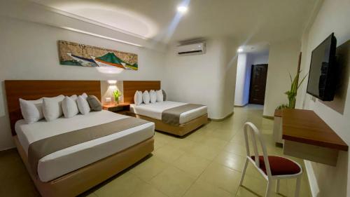 埃尔阿瓜桑索尔艾尔拉卡瑞比酒店的酒店客房配有两张床和一张书桌