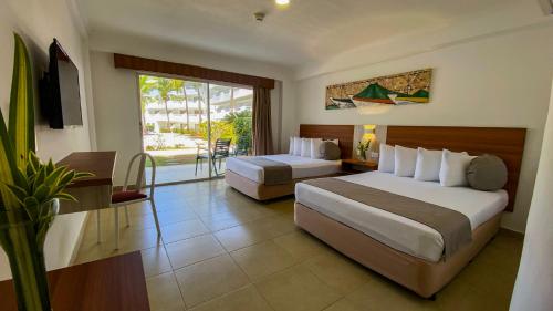 埃尔阿瓜桑索尔艾尔拉卡瑞比酒店的酒店客房设有两张床和一个阳台。