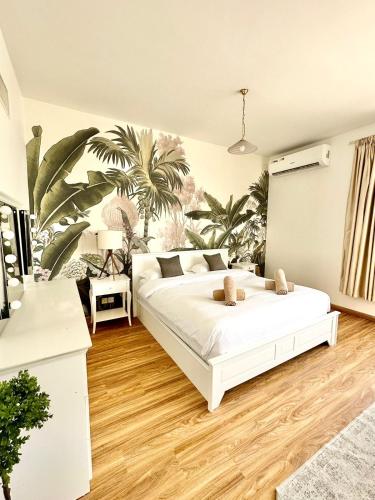 迪拜Casa Soraya的一间位于棕榈树间的卧室