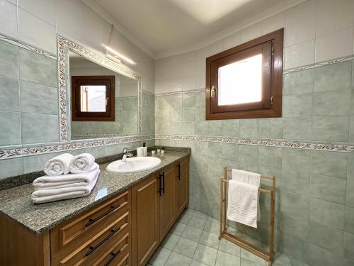 普奇塞达Casa Baronia La Cerdanya的一间带水槽和镜子的浴室