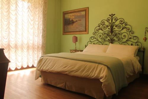 OggionoVilla Inella的一间卧室配有一张大床和大床头板